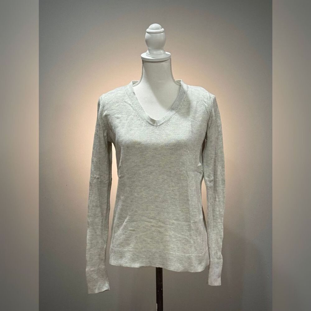 Light Gray Ann Taylor Factory Medium Weight V-Neck Sweater Size S EUC